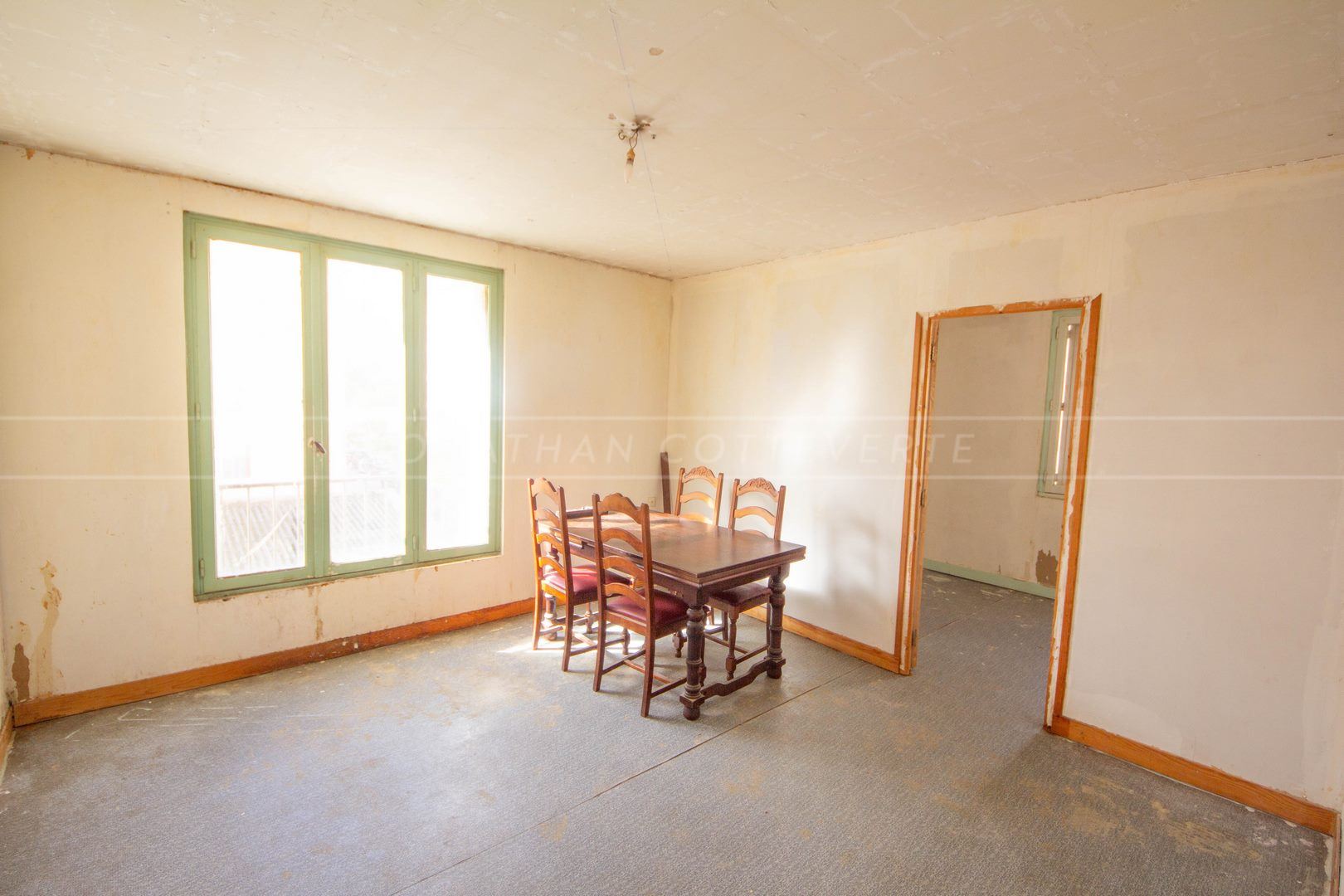 APPARTEMENT - T4 - 3 CHAMBRES - IDEALEMENT SITUE - PROCHE ECOLES - A RENOVER - DPE D -